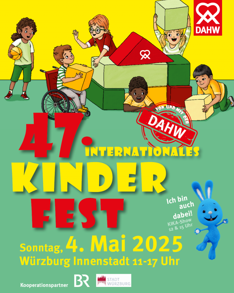 Illustration zum 47. Internationalen Kinderfest der DAHW am 4. Mai 2025 in der Würzburger Innenstadt. Zu sehen sind spielende Kinder, darunter ein Kind im Rollstuhl, vor bunten Bauklötzen. Rechts ist das blaue KIKA-Maskottchen mit dem Hinweis: „Ich bin auch dabei! KIKA-Show 12 & 15 Uhr“. Oben rechts das Logo der DAHW. Veranstaltungszeit: 11–17 Uhr. Kooperationspartner: Bayerischer Rundfunk (BR) und Stadt Würzburg. Der Hintergrund ist in kräftigen Farben gestaltet.